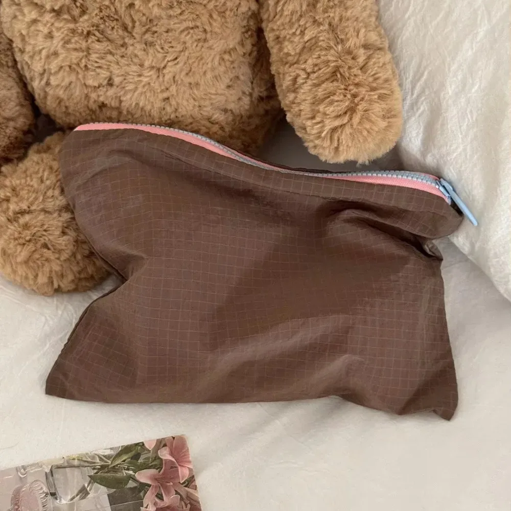grande trousse de maquillage en nylon avec fermeture éclair, motif à carreaux, design organisateur, pochette de rangement pour cosmétiques.