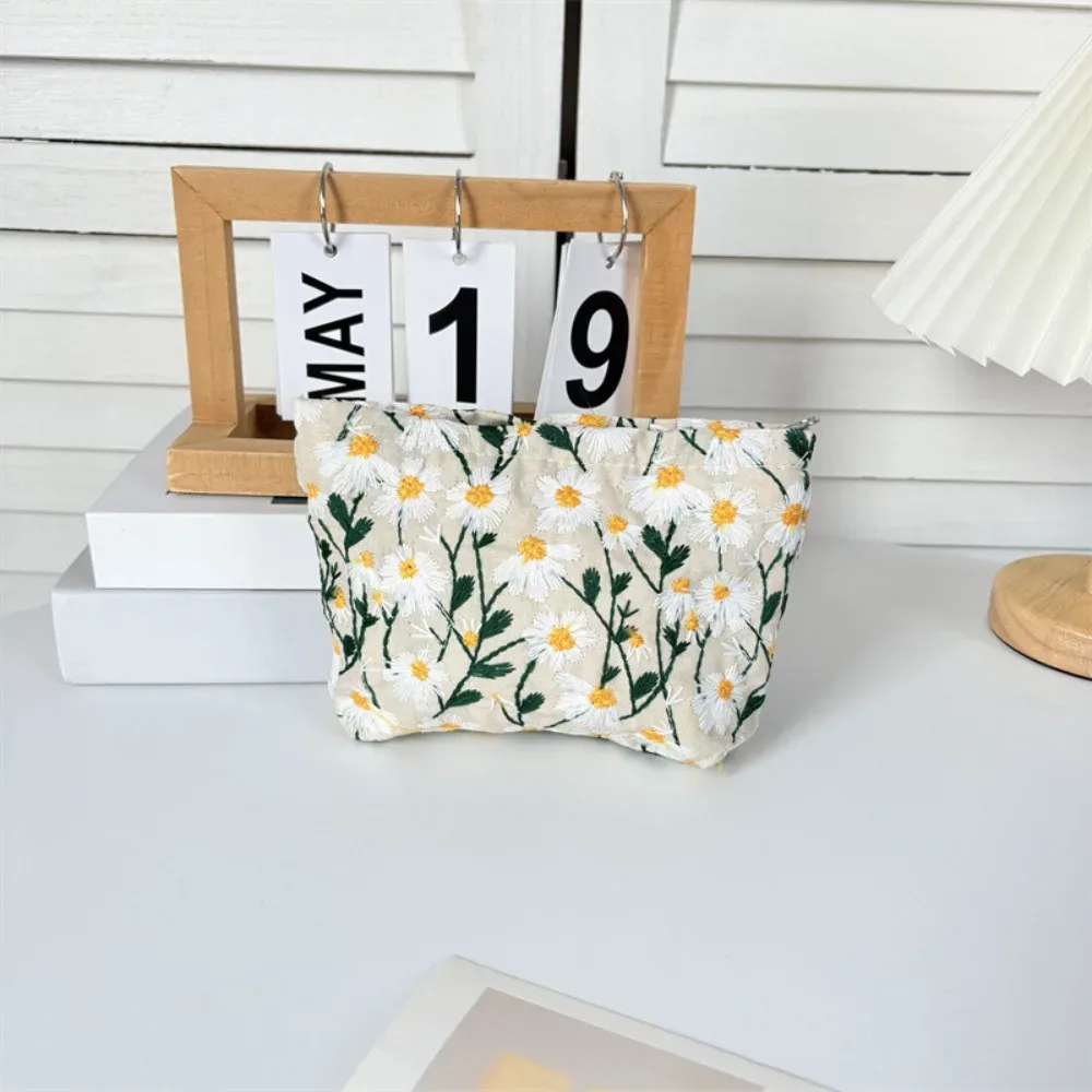 trousse de maquillage coréenne grande capacité anti-poussière brodé style marguerite ins portable organisateur d'articles divers pour femme