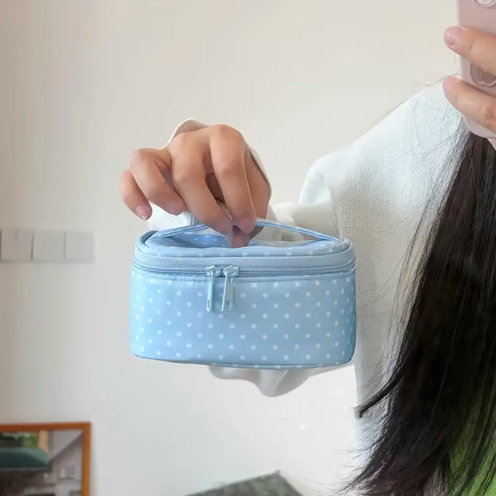 1 mini trousse de maquillage bleue à carreaux, base bleu clair avec pois blancs, design simple et frais, fermeture à double fermeture éclair pour un accès facile, convient pour un usage quotidien et un rangement en voyage, peut contenir du rouge à lèvres, du fond de teint, du blush, etc.