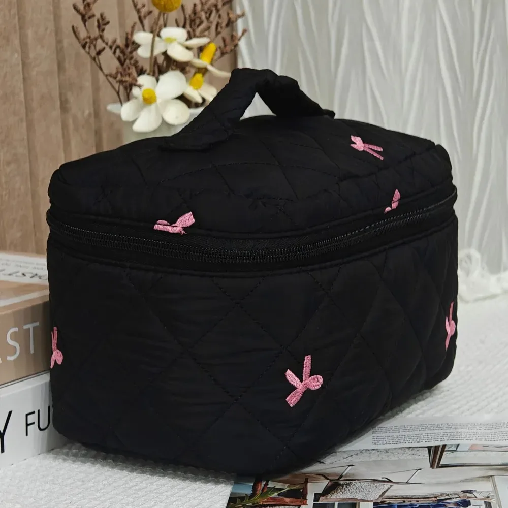 trousse de maquillage portable noire, grande capacité, pochette matelassée avec nœud rose, sac à main pour dames, sac de rangement de toilette de voyage pour femmes, 2025