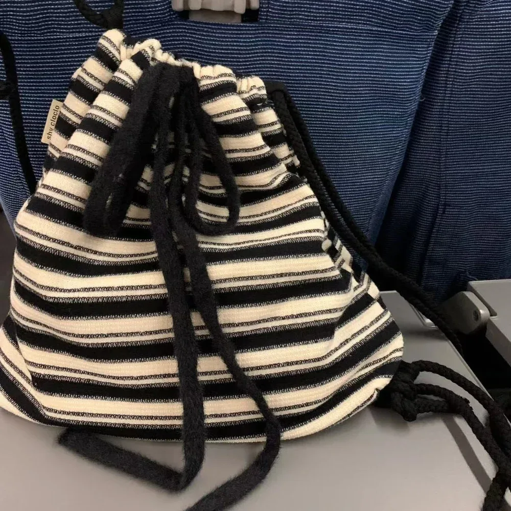 sac à dos rayé de loisirs de haute qualité, contrastant, souple, avec cordon de serrage, simple, blanc et noir, pour les trajets quotidiens et les étudiants