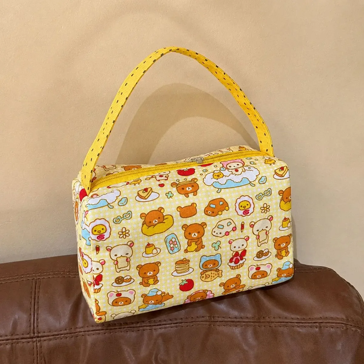 sac fourre-tout de dessin animé rilak-kuma korilak-kuma 2026, sac de maquillage portable de grande capacité, sac de rangement pour articles de toilette pour les trajets quotidiens et les voyages.