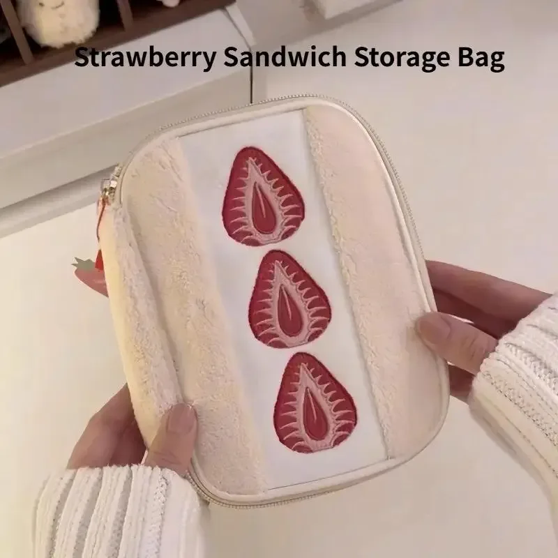 Sac de rangement pour papeterie en peluche mignon en forme de fraise, pochette cosmétique duveteuse, grande capacité, trousse à crayons multifonctionnelle pour usage quotidien.
