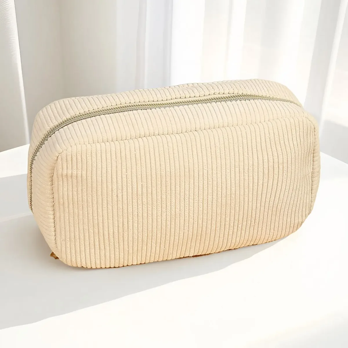 pochette à maquillage en velours côtelé brodée avec un nom personnalisé, sac cosmétique pour femmes, pochette de beauté, cadeau parfait pour une demoiselle d'honneur pour une célébration de mariage