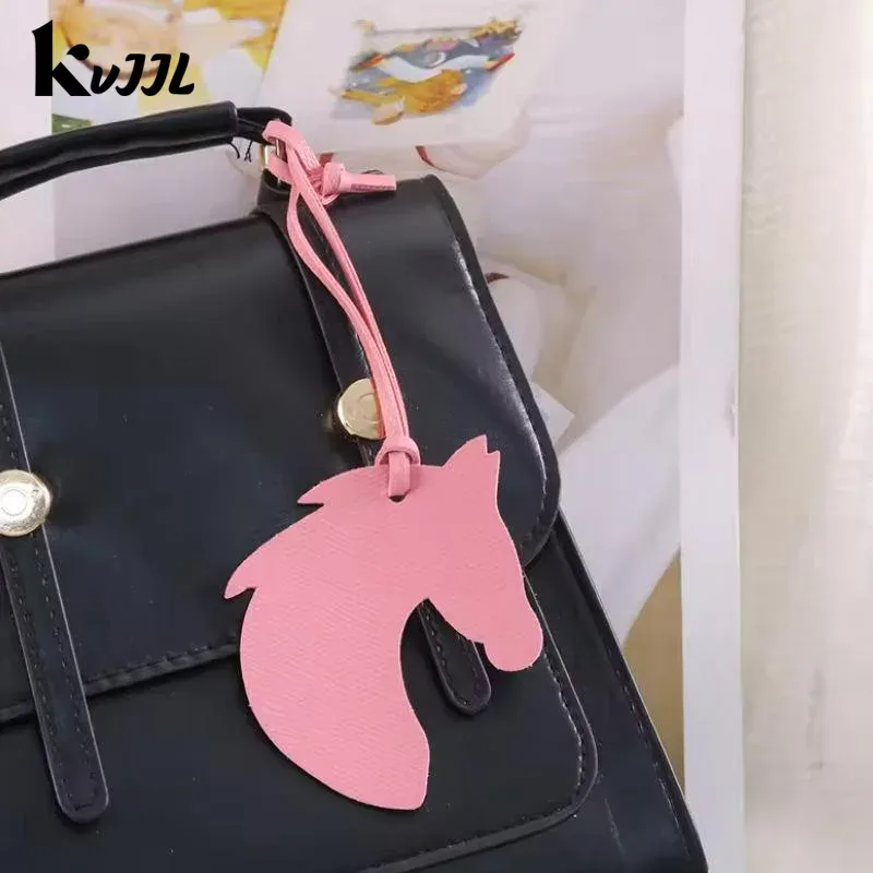 breloque de sac en cuir en forme de tête de cheval avec un design mignon et une finition soignée, parfaite pou