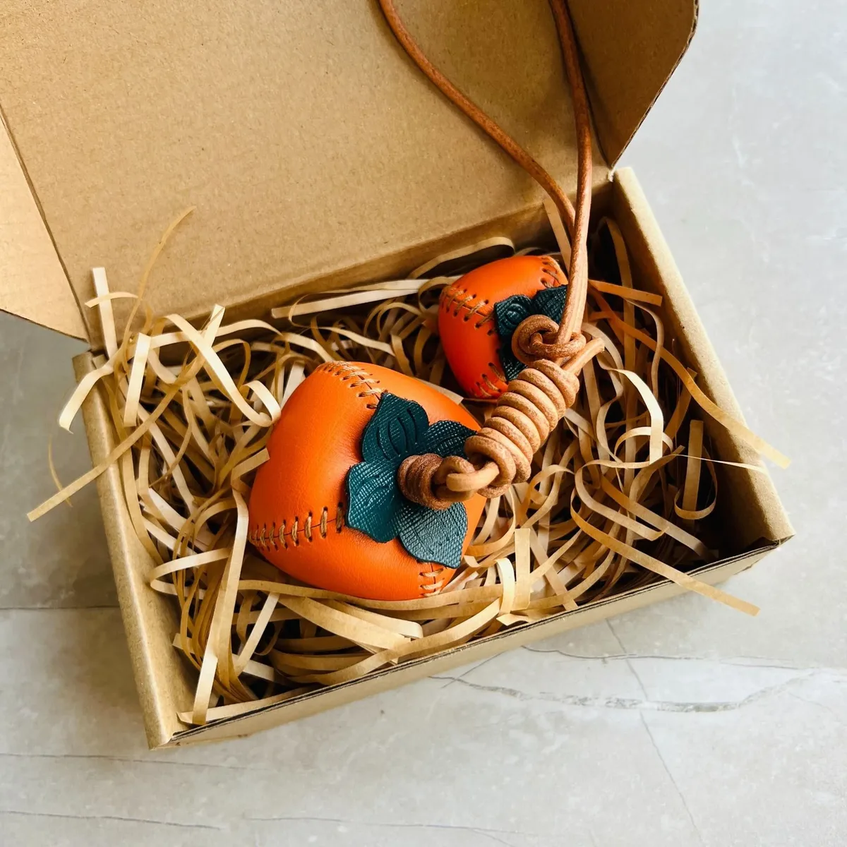 Pendentifs faits à la main en cuir véritable, adaptés aux sacs à dos, jolis breloques de sac en cuir, accessoires porte-clés fruits
