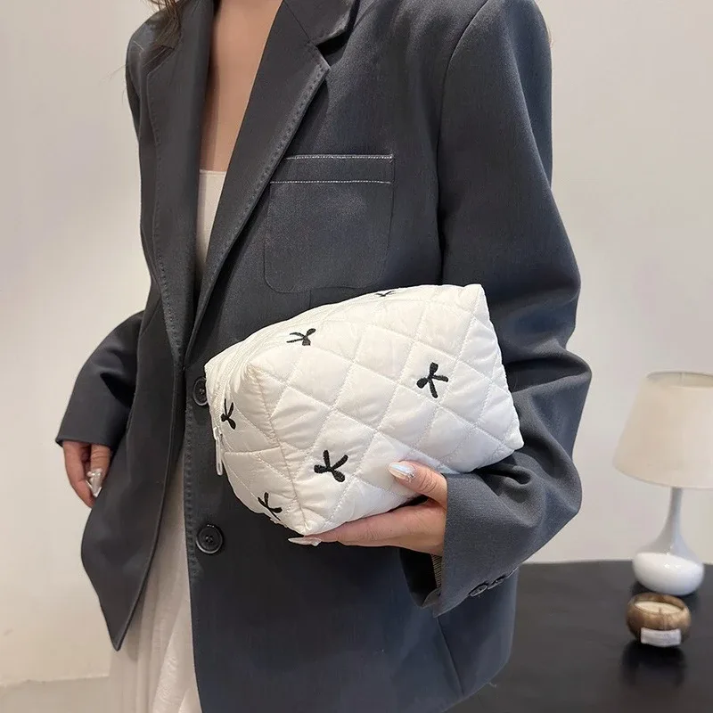 Trousse de maquillage brodée avec nœud pour femmes, sac de rangement de voyage de grande capacité pour cosmétiques et articles de toilette
