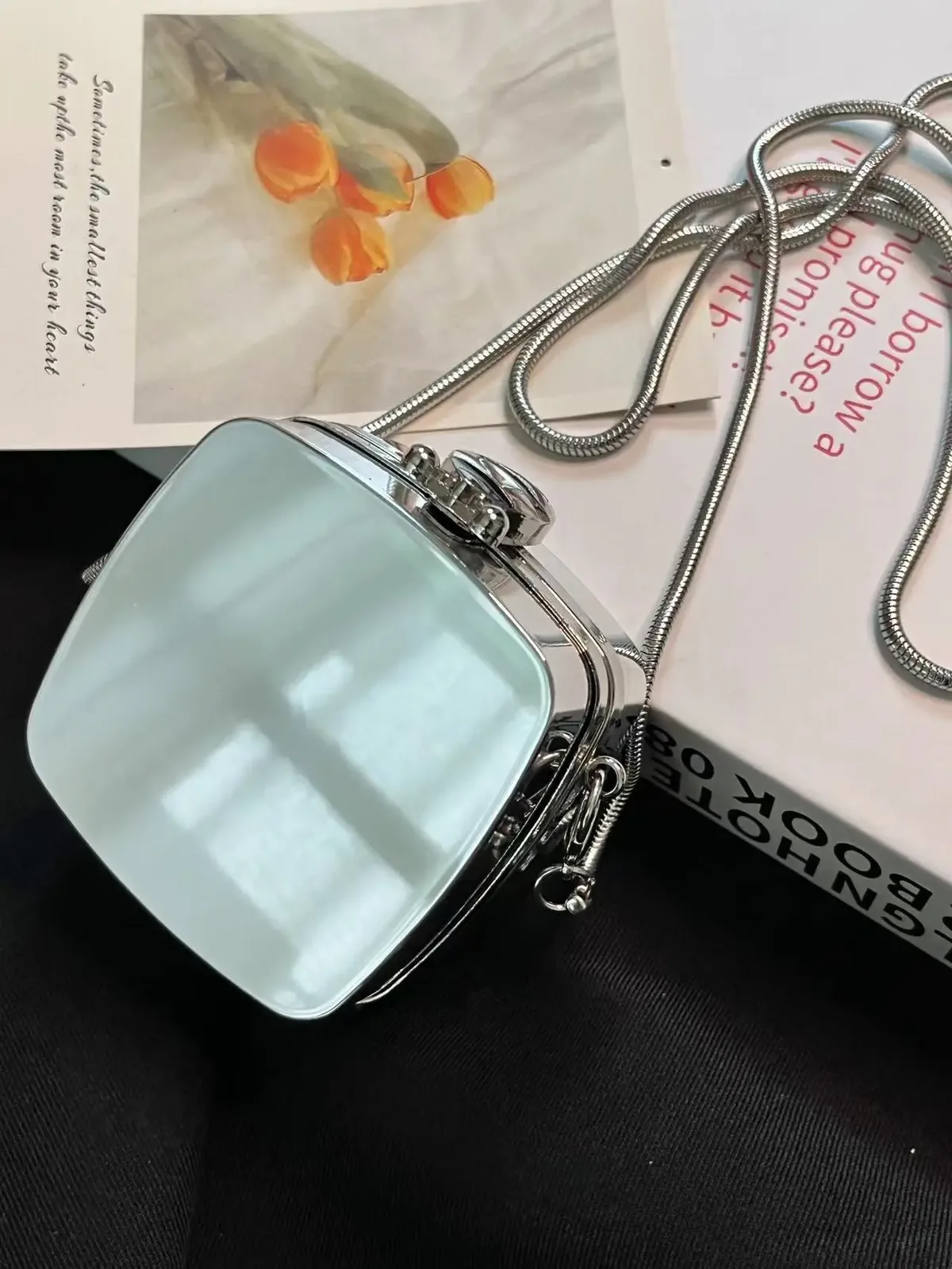 2025 personnalisé mini acrylique rond sac de maquillage mode femmes sac à bandoulière décontracté portable bouche rouge enveloppe étui de maquillage