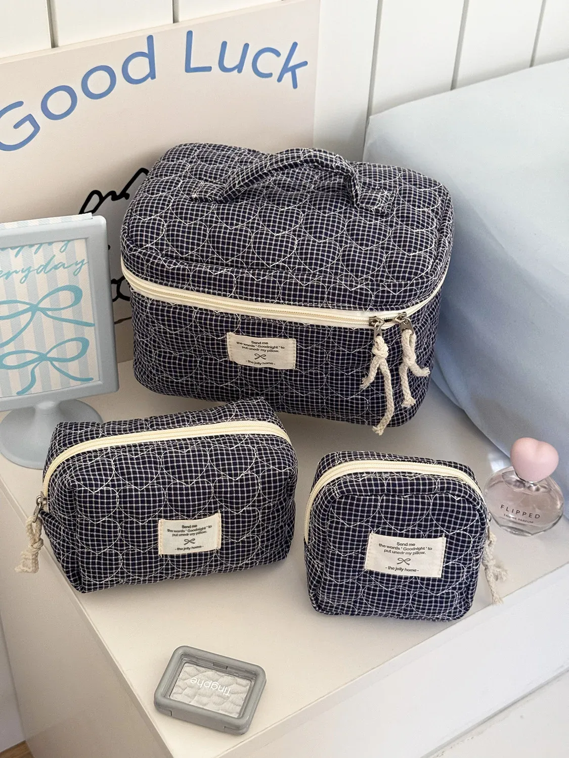 ensemble de trois trousses de maquillage, trousse de toilette de voyage, motif matelassé en grille, sac de rangement de niche, portable et de grande capacité, trois couleurs.