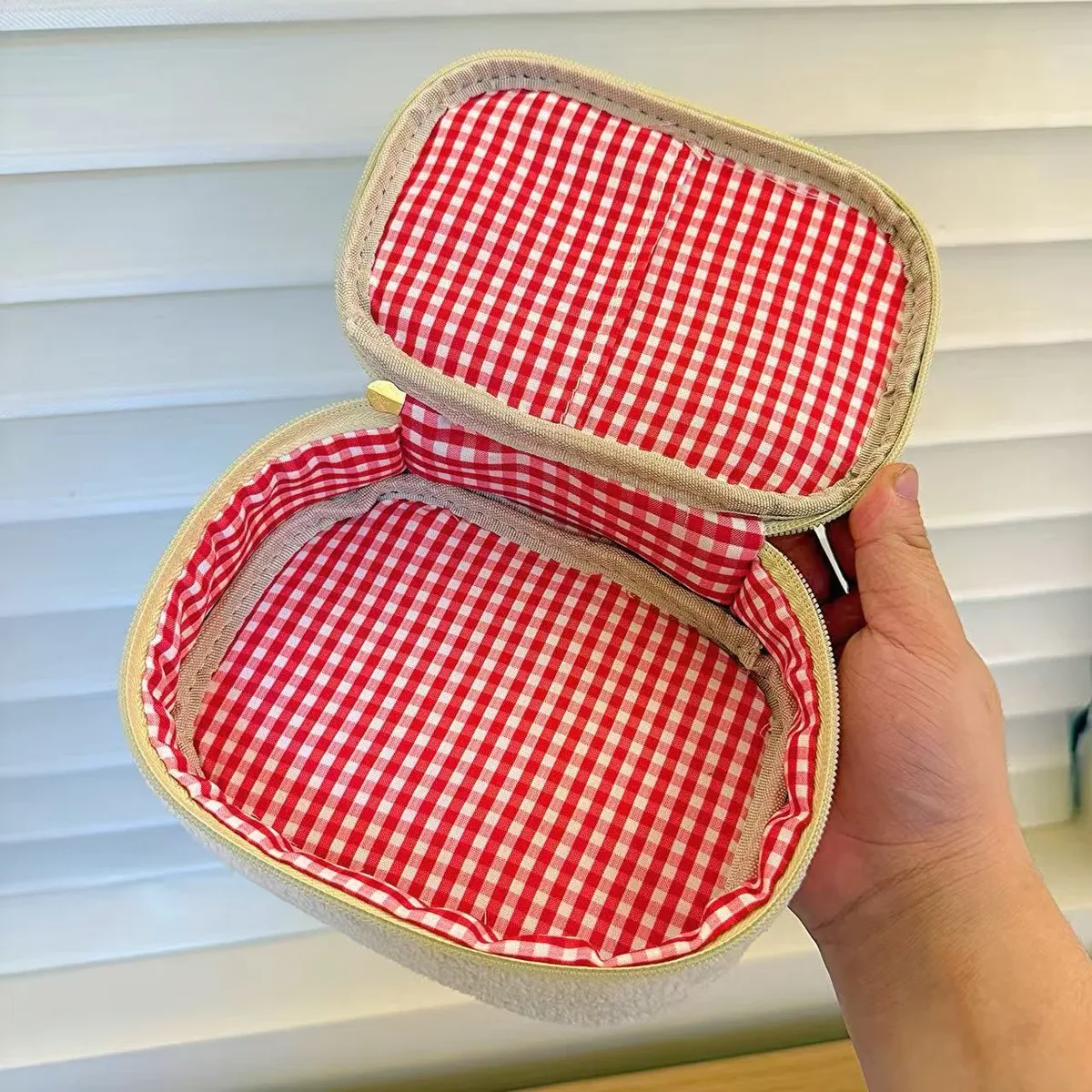pochette à maquillage en peluche style ins avec broderie fraise, sac de rangement portable et léger, idéal pour un usage quotidien et les voyages en plein air