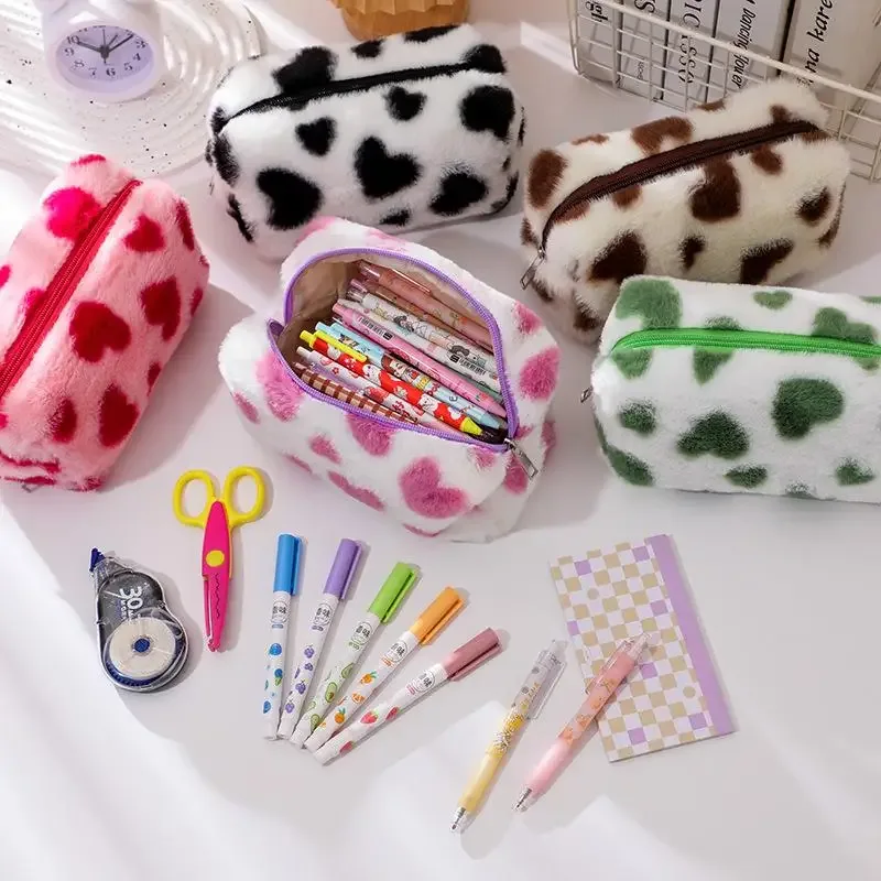 Sac de rangement pour crayons décoré en forme de cœur. Haute capacité et design tendance ; Idéal pour l'organisation du bureau
