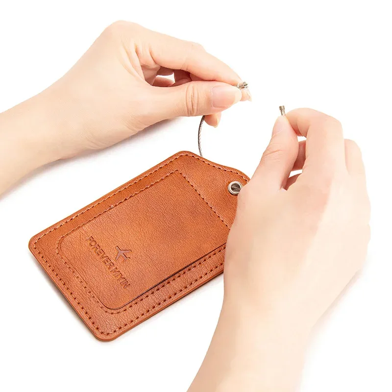 Étiquette de bagage en cuir PU avec boucle de câble métallique anti-perte et housse de protection de la vie privée intégrée, adaptée aux bagages et aux sacs de voyage
