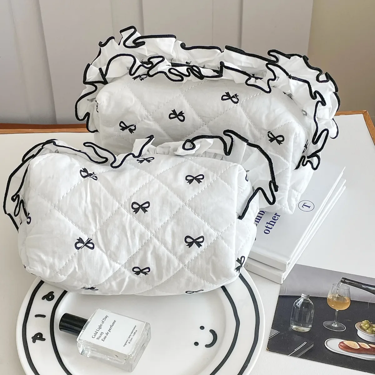 sac à cosmétiques à volants avec nministériels d pour femme, design doux, trousse de maquillage pour dames, sacs de rangement de voyage, simple, matelassé, pochette à fermeture éclair
