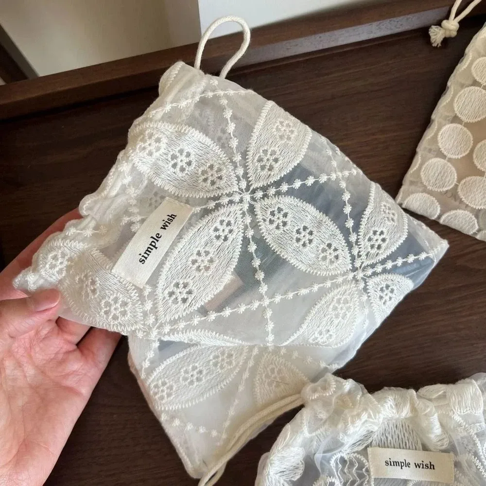 pochette à cordon portable pour broderie florale, sac de rangement rétro en dentelle ajourée, petite trousse de maquillage pratique à tenir à la main