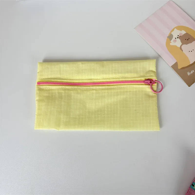 porte-monnaie zippé portable simple avec logo personnalisé, grande capacité, sacs cosmétiques à carreaux pour femmes, trousse à crayons fine et tendance