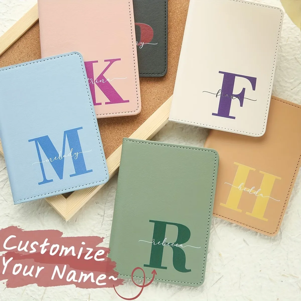 1 couverture de passeport personnalisée avec nom et initiales sur mesure, design monogramme élégant, porte-documents coloré avec initiales.