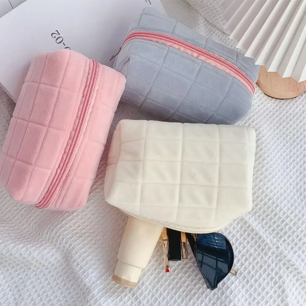 Trousse de Maquillage en Peluche 2025 pour Femmes – Sac Cosmétique Portable de Voyage, Petite Trousse de Toilette Unie avec Fermeture Éclair, Pochette de Lavage, Sacs de Rangement