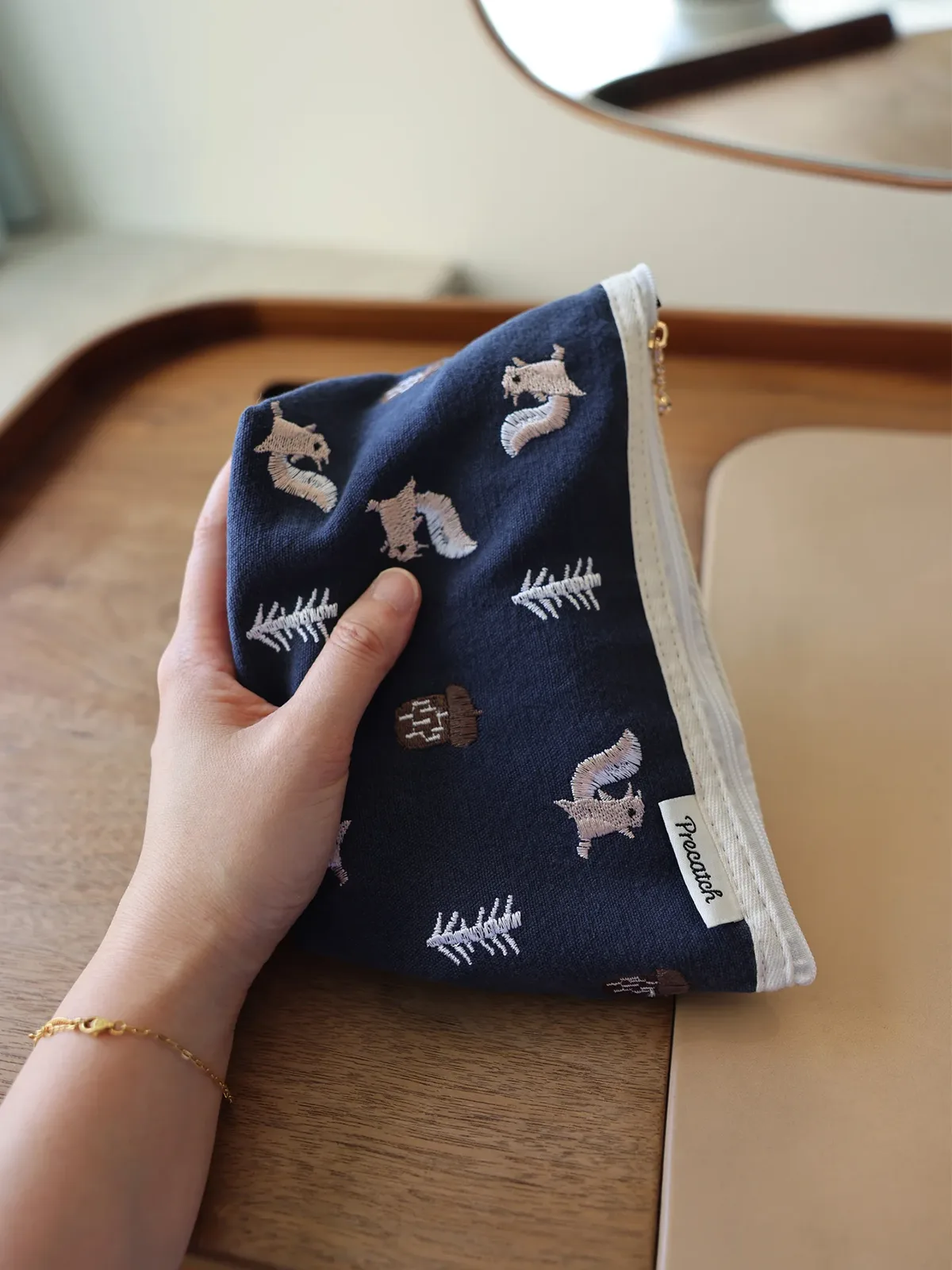 pochette de maquillage brodée en forme d'écureuil pour femmes, utilisation quotidienne, sac de rangement portable de voyage, doublure intérieure mignonne et tendance