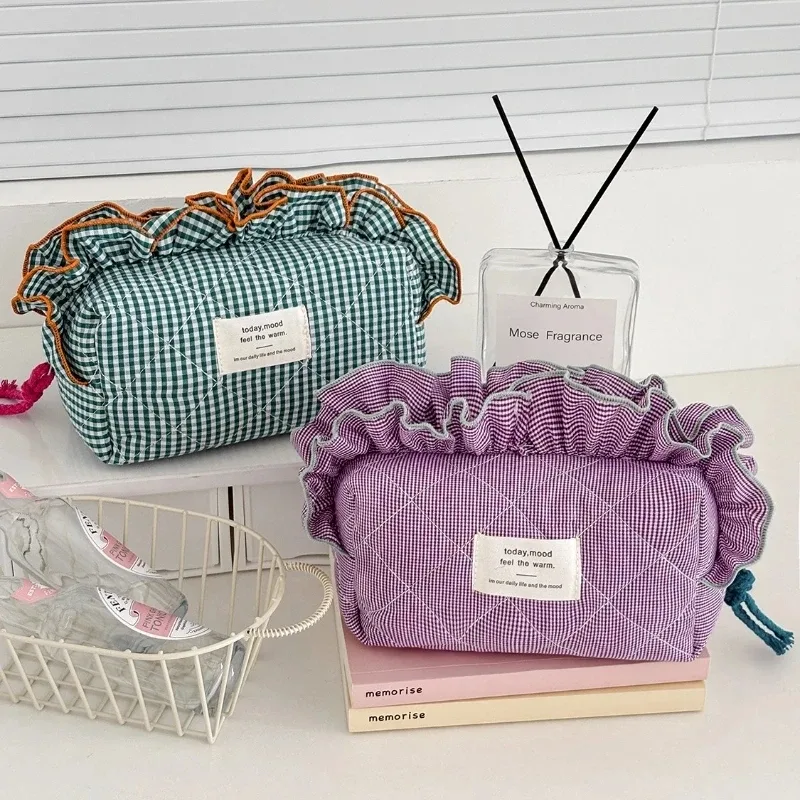 trousse de maquillage vintage à carreaux pour femme avec bords à volants - organisateur de grande capacité, fermeture élégante avec nœud en ruban pour le quotidien