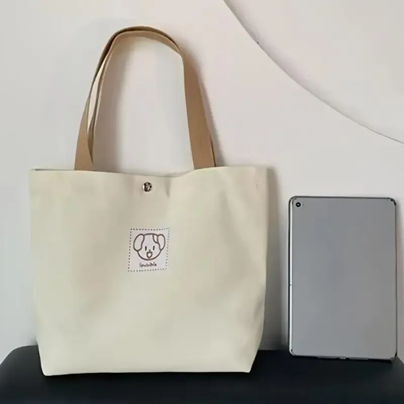 les sacs fourre-tout en toile et les sacs bandoulière en toile sont parfaits pour transporter des fournitures scolaires ou pour les voyages.
