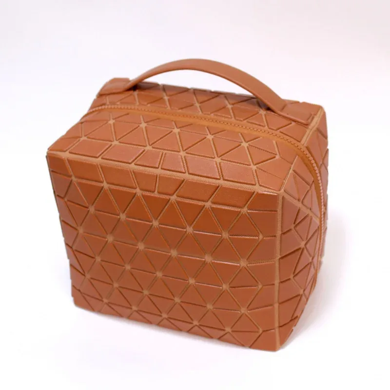 Sac de voyage à maquillage en cuir PU rayé pour femme 2026, organiseur de cosmétiques chic à coque rigide portable grande capacité et double fermeture éclair