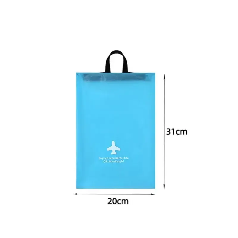 ensemble de trois sacs de rangement de voyage minimalistes et modernes, un organisateur de bagages essentiel et un organisateur de garde-robe/sous-vêtements.