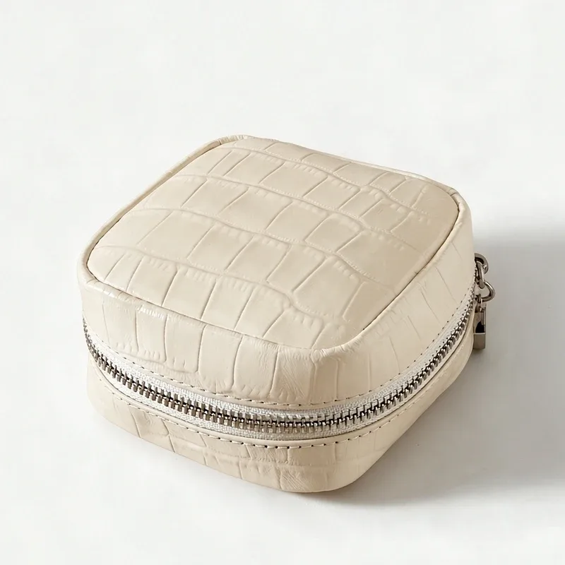 pochette de maquillage mini personnalisable avec initiales en cuir de vachette motif crocodile pour femmes, sacs à main de luxe de créateur, nouveauté 2026, organisateur de voyage