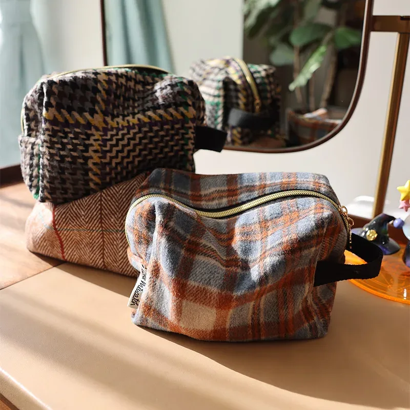 Sac à cosmétiques en laine à carreaux, grand sac de rangement portable multifonctionnel, petit sac de toilette tridimensionnel portable frais