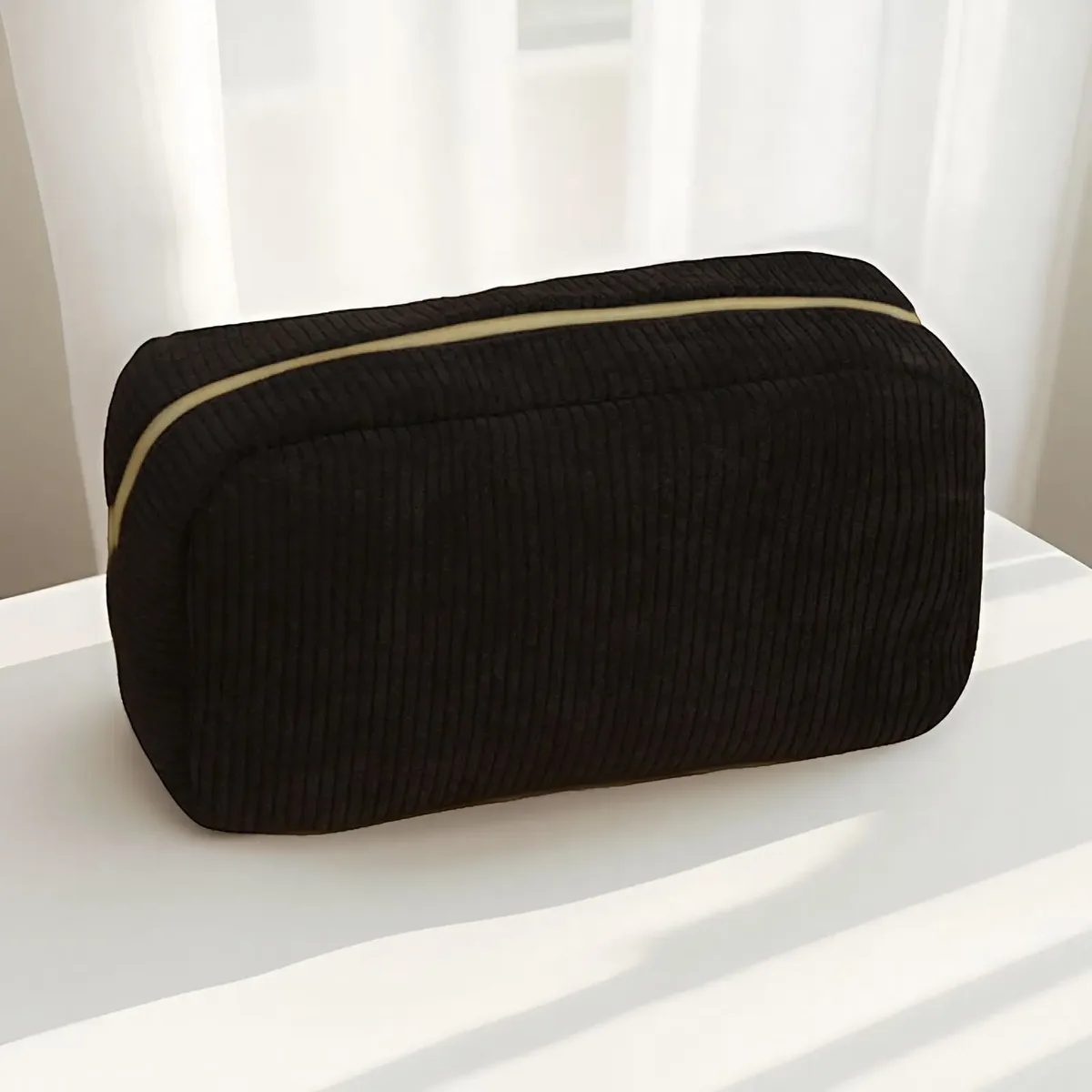 pochette à maquillage en velours côtelé brodée avec un nom personnalisé, sac cosmétique pour femmes, pochette de beauté, cadeau parfait pour une demoiselle d'honneur pour une célébration de mariage