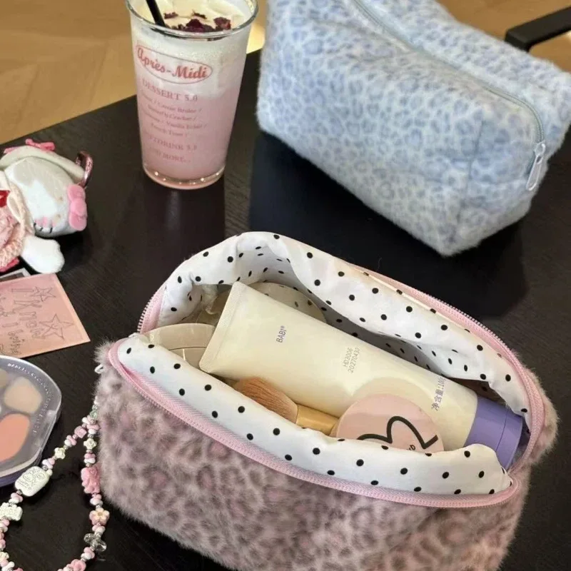 sac de maquillage pour femme en peluche moelleuse à imprimé léopard, sac de rangement tendance et exquis à motif cerf, petite trousse de toilette portable à fermeture éclair pour voyage