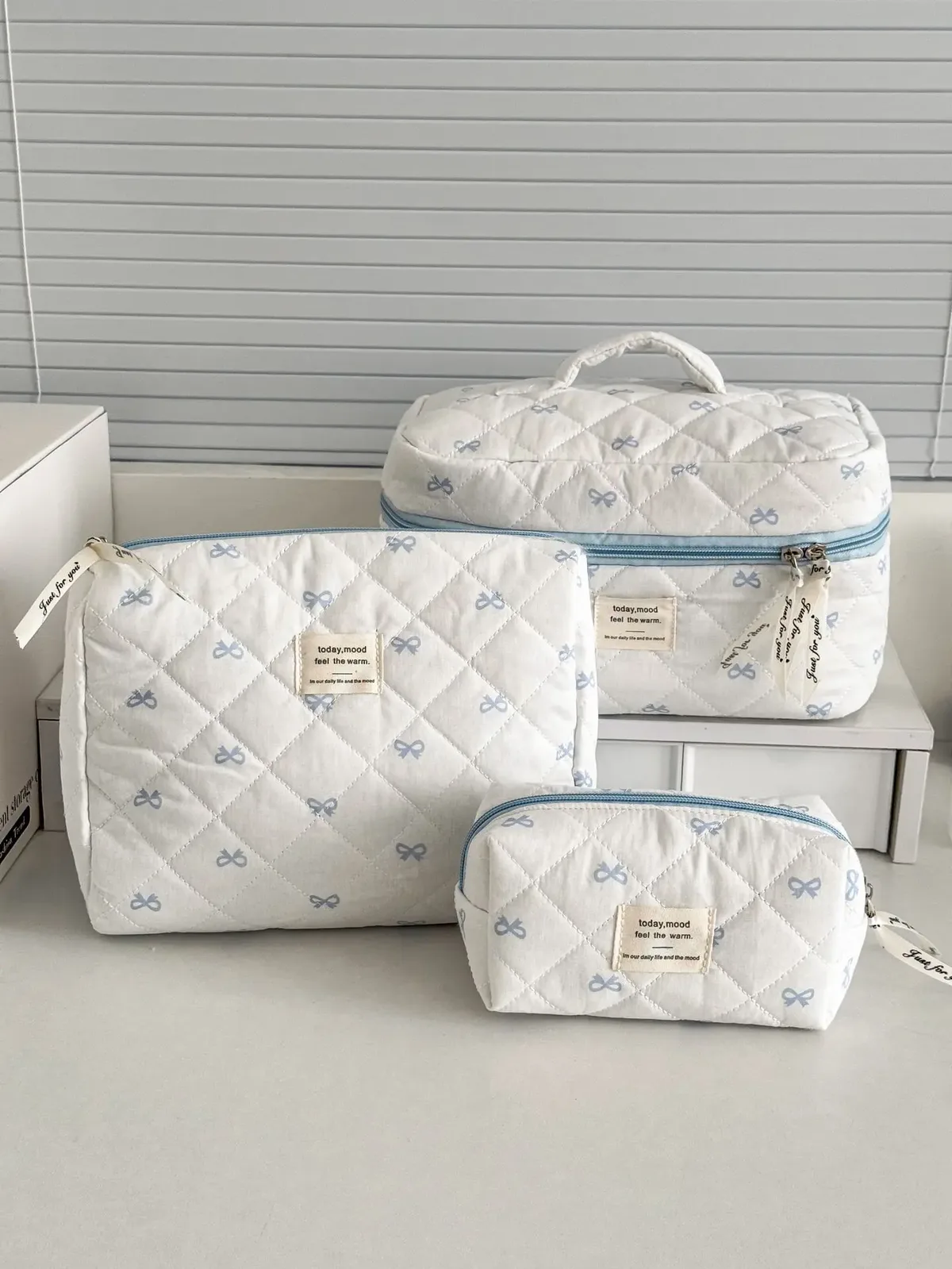 trousse de toilette rétro polyvalente yt avec motif à carreaux rouge et bleu et nœud rose, haute valeur esthétique, portable