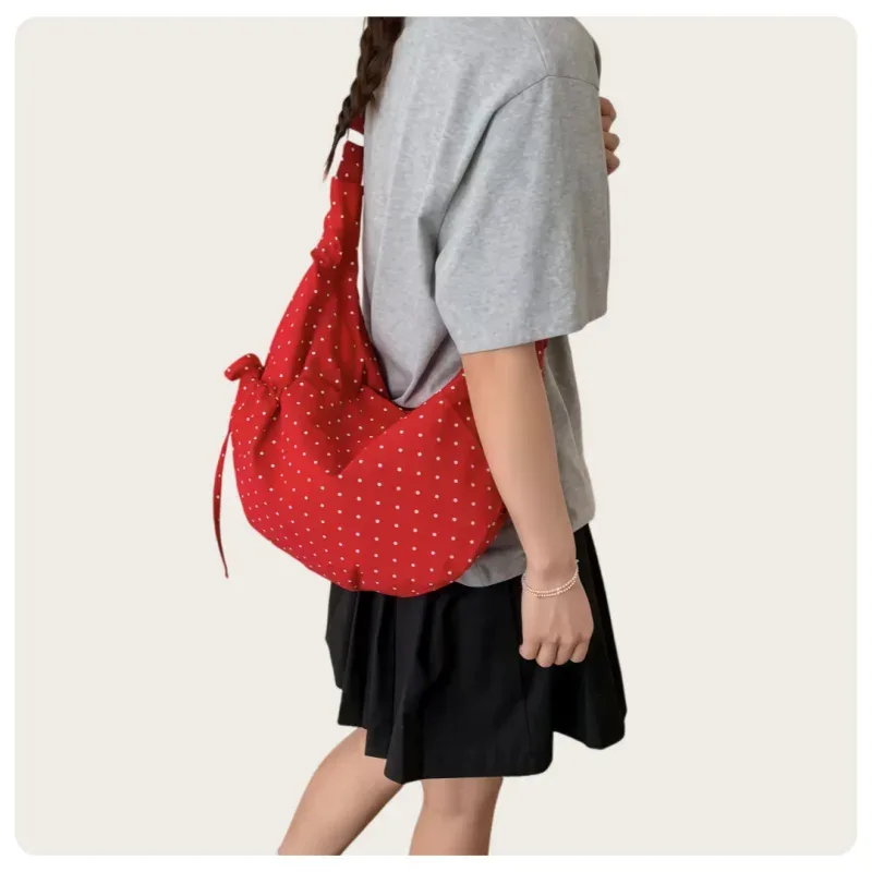 sac à bandoulière hobo de style coréen pour femmes, blanc, noir et rouge à pois, en nylon, avec sangle réglable, design à cordon de serrage, léger, grande capacité