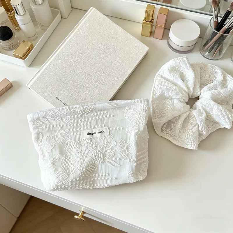 élégante trousse de maquillage blanche en dentelle avec fermeture éclair, pochette cosmétique multifonction pour rouge à lèvres, écouteurs, rangement de voyage