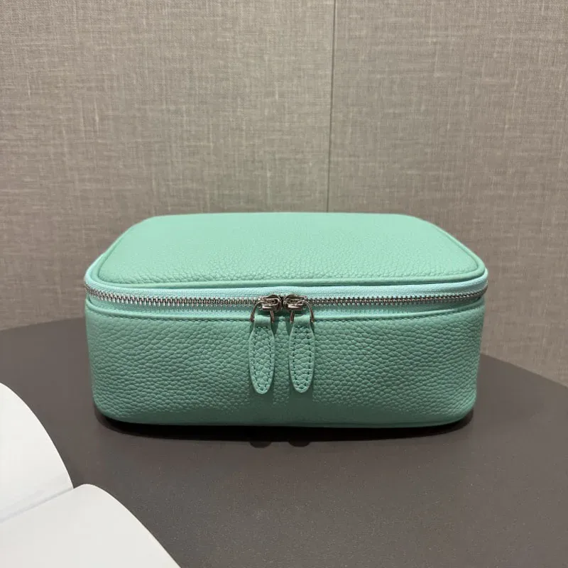 sac de maquillage en cuir de grande capacité, de forme boîte, à la mode, sac de toilette portable multifonctionnel, rangement simple pour cosmétiques de voyage.