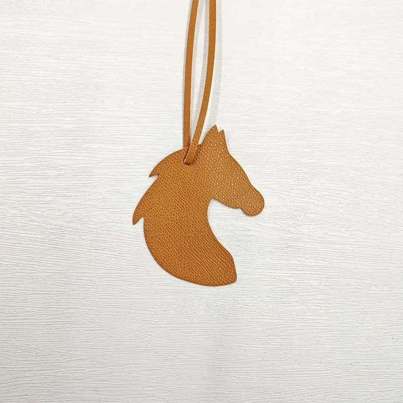 breloque de sac en cuir en forme de tête de cheval avec un design mignon et une finition soignée, parfaite pour décorer les sacs à main, les sacs à dos et les clés