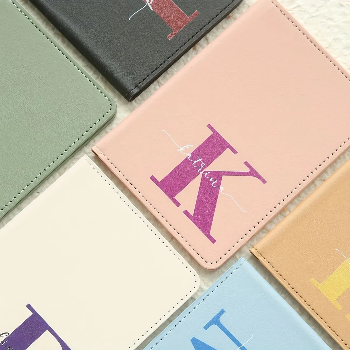 1 couverture de passeport personnalisée avec nom et initiales sur mesure, design monogramme élégant, porte-documents coloré avec initiales.