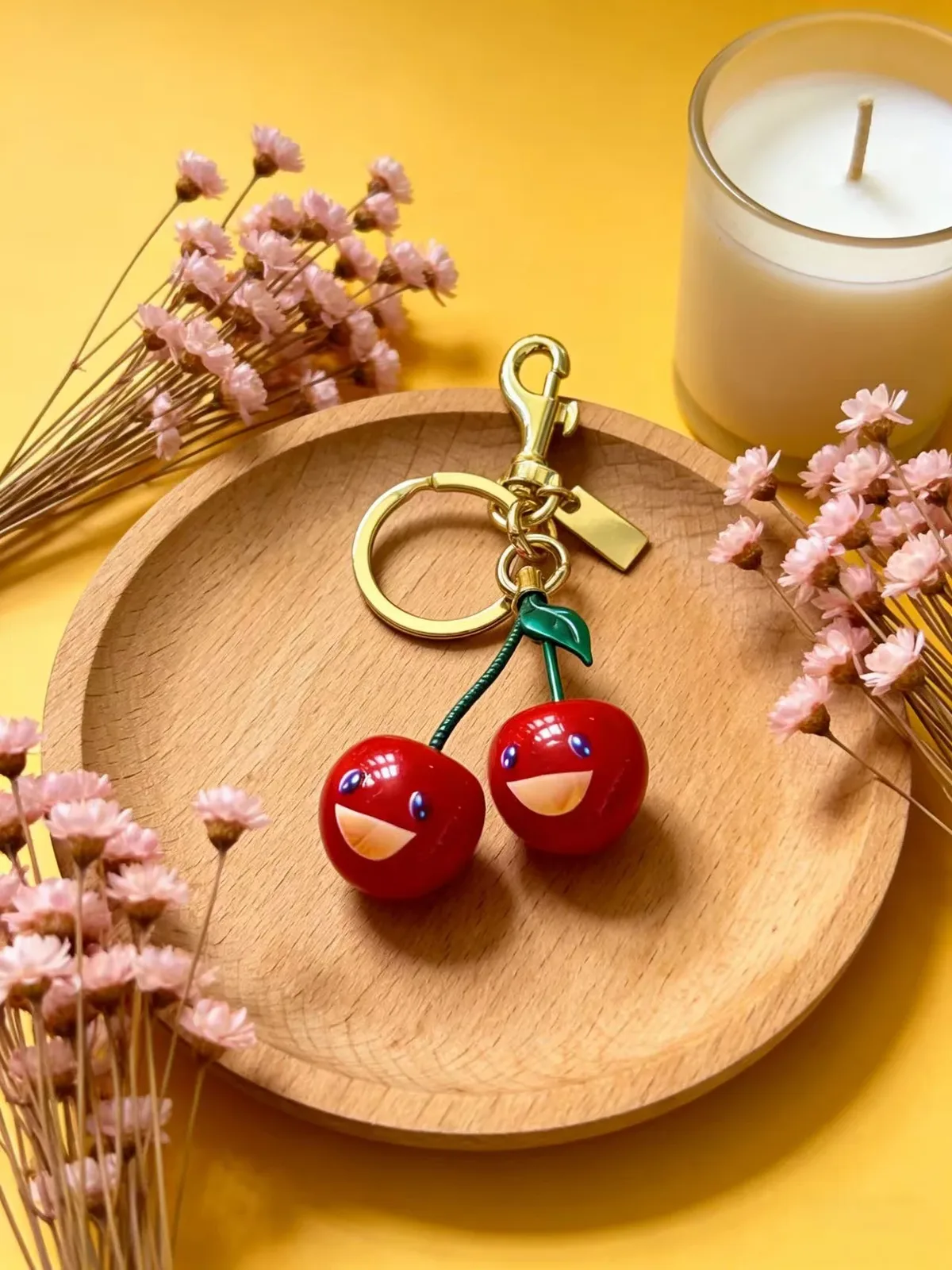 porte-clés cerise souriant mignon – breloque pour sac de fruits rouge et vert avec boucle dorée, pendentif en résine durable pour sac à main et sac à dos pour femme