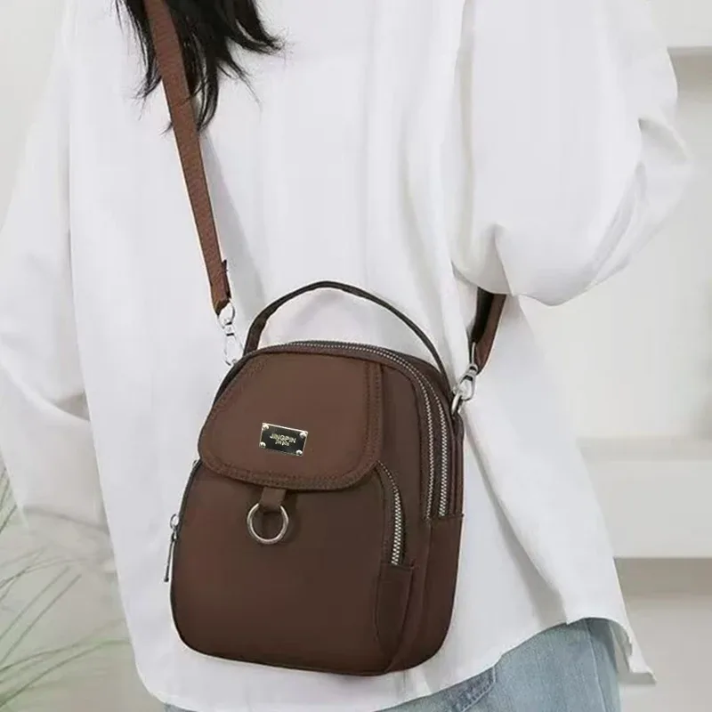 sac à dos pour enfants avec bandoulière réglable, adapté aux voyages et aux sorties. il possède plusieurs poches.