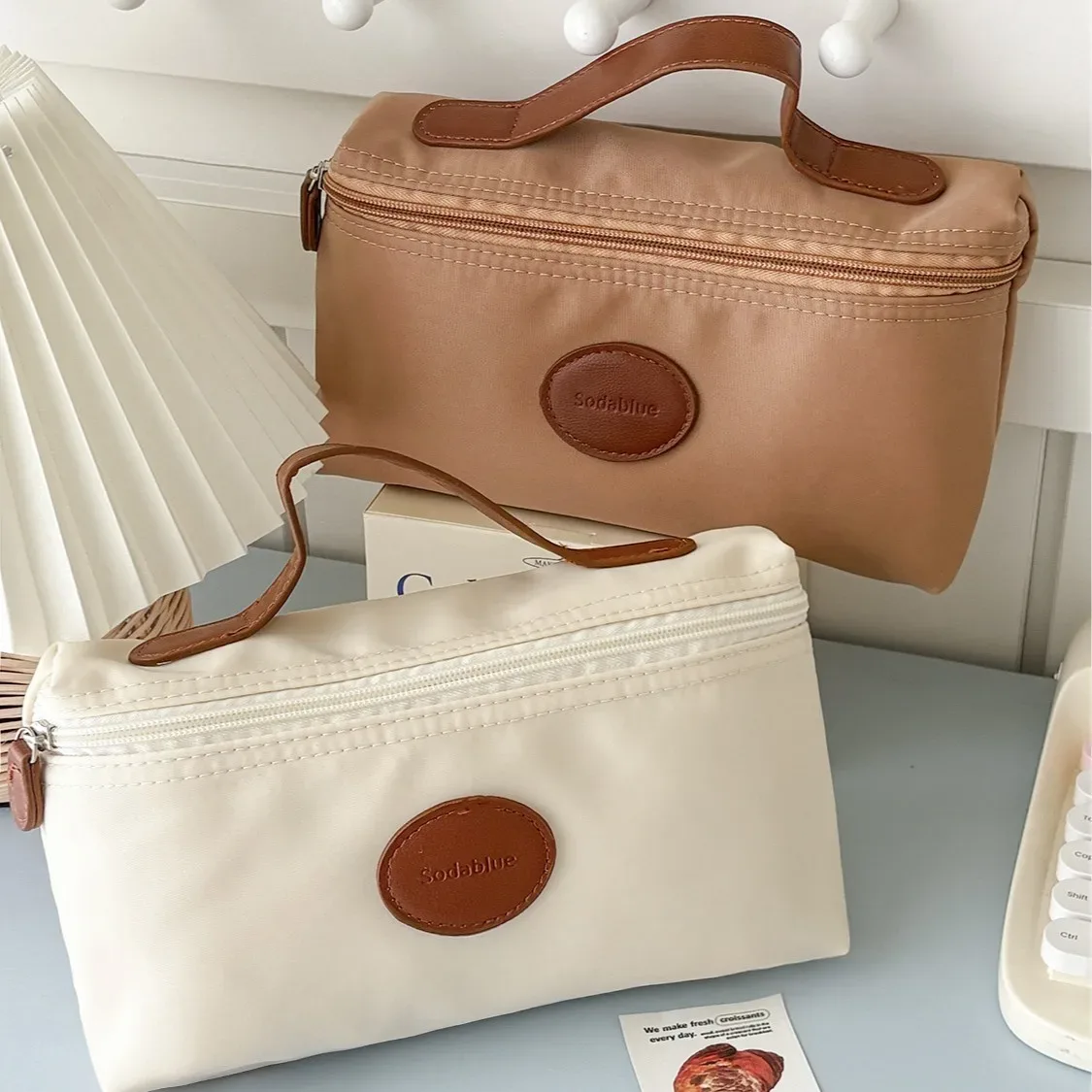 nouvelle trousse de toilette en nylon avec étiquette en cuir, légère et portable, organiseur de maquillage de voyage tendance pour femmes et hommes