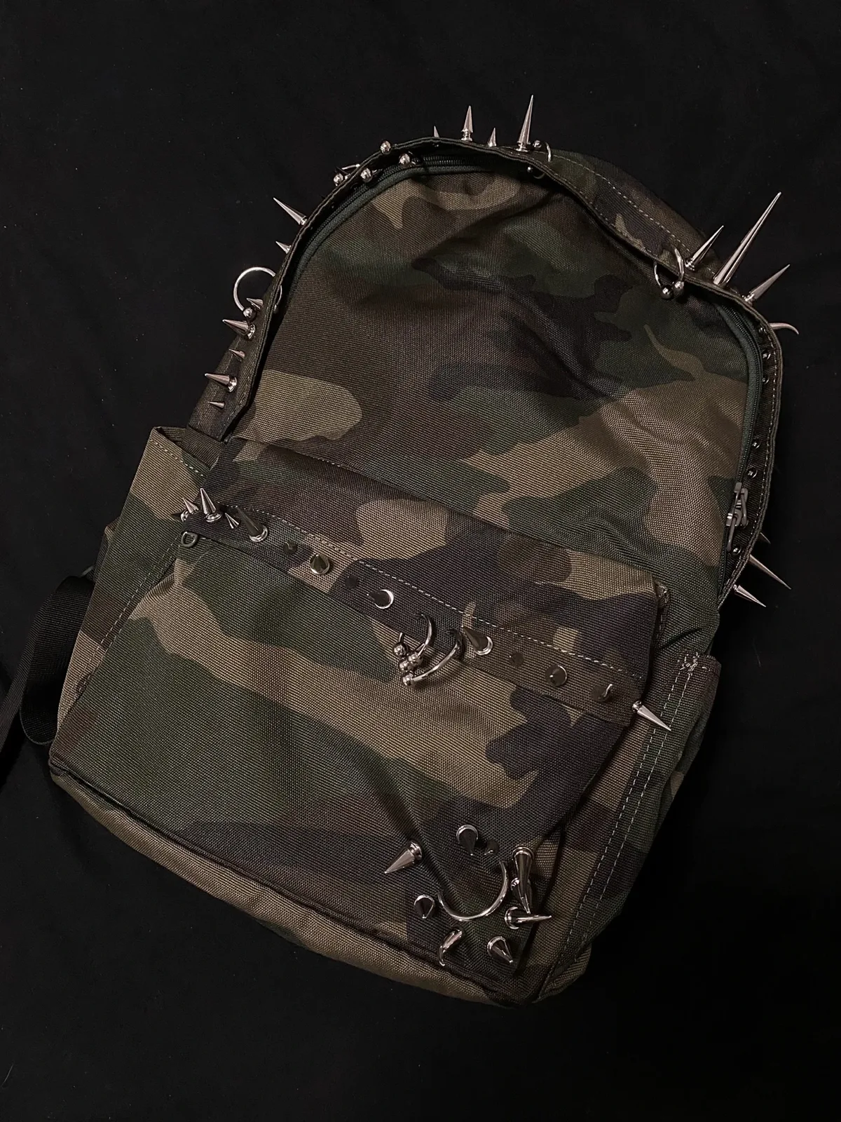 sac à dos imprimé camouflage à rivets punk pour hommes et femmes, sac à dos conçu à la mode