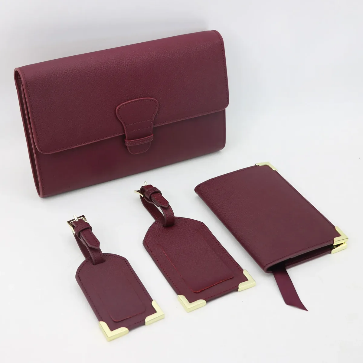 ensemble de voyage en cuir saffiano personnalisé avec monogramme, comprenant un porte-passeport en cuir, une étiquette de voyage et un portefeuille de voyage long.