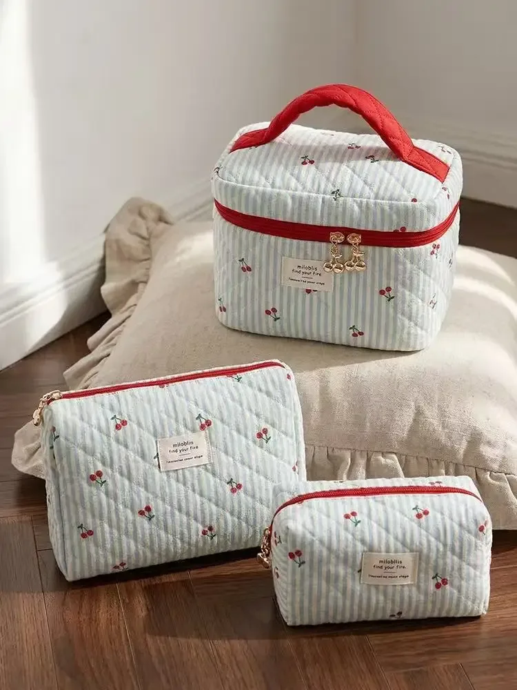 sac cosmétique matelassé à imprimé cerise rouge, version coréenne, à rayures tricolores, polyvalent et simple, idéal pour les sorties et les voyages.