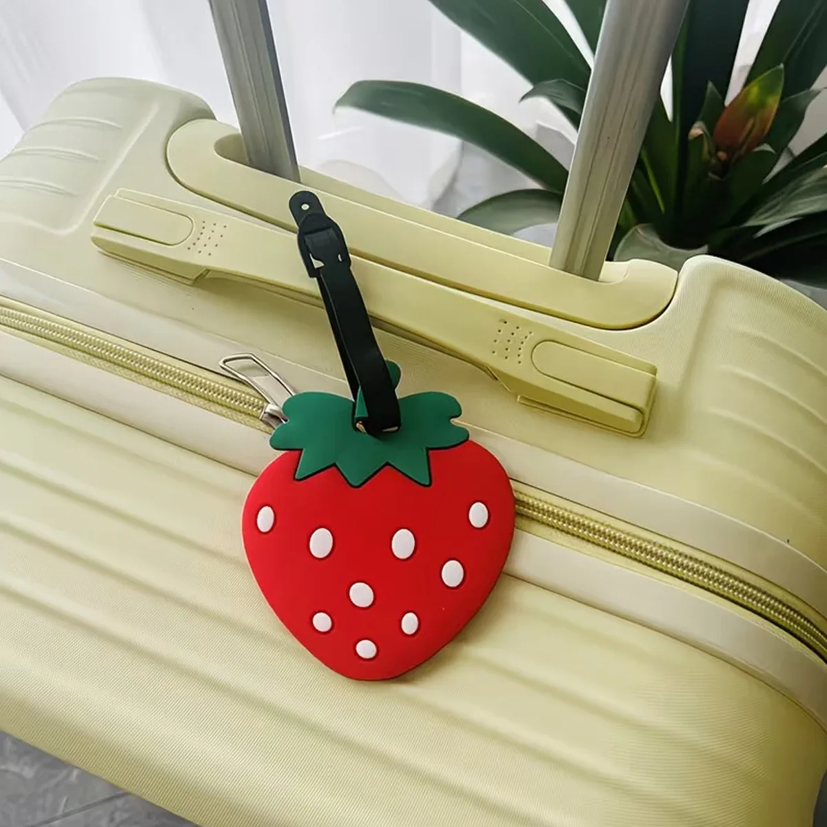 1 jolie étiquette de bagage rouge en forme de fraise, étiquette de bagage souple en pvc, étiquette d'identification, décoration de sac, étiquette anti-perte pour valise, sac à dos, cordon, petit cadeau pour les couples