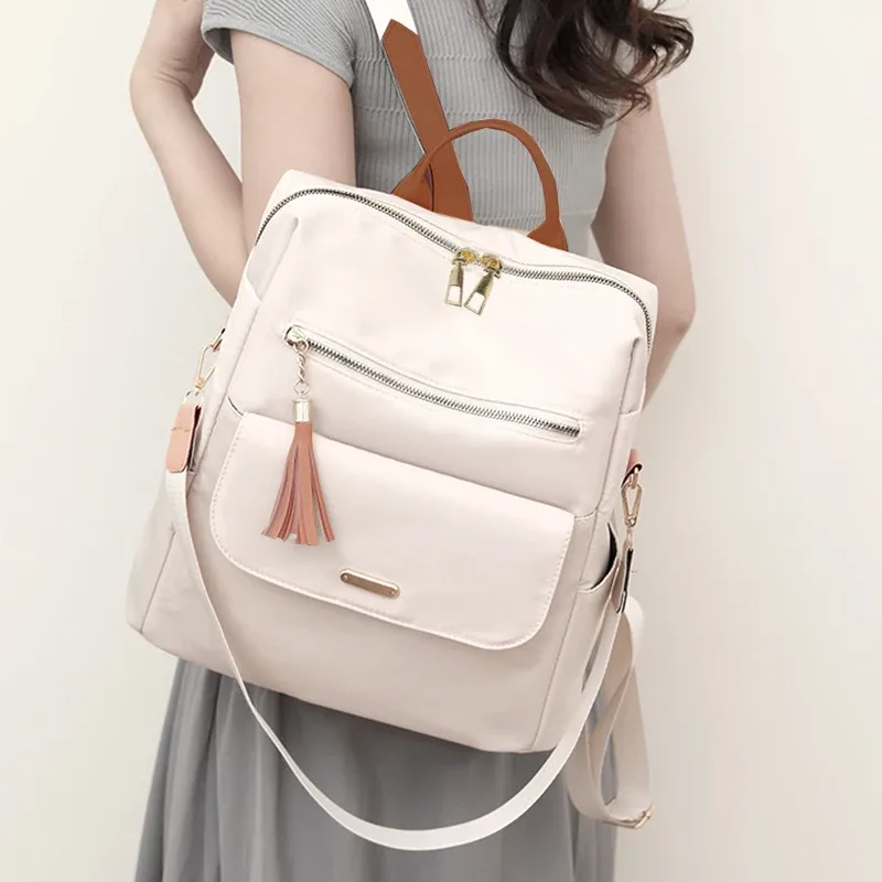 sac à dos chic et élégant multicolore avec détail pompon, sangle réglable, léger pour un usage quotidien, sac décontracté, fonctionnel et tendance