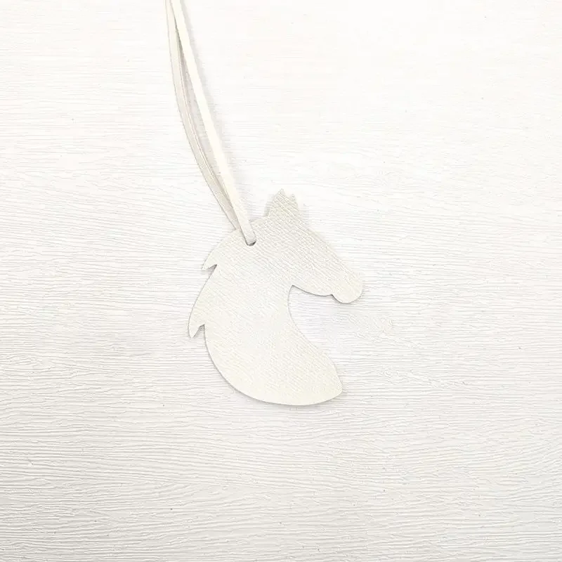 breloque de sac en cuir en forme de tête de cheval avec un design mignon et une finition soignée, parfaite pour décorer les sacs à main, les sacs à dos et les clés