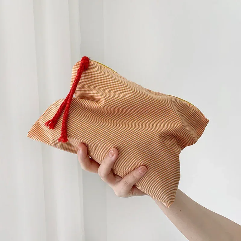djdf – petite trousse de maquillage classique à carreaux, portable pour les sorties, étui à stylos multifonctionnel de grande capacité avec contraste de couleurs rétro