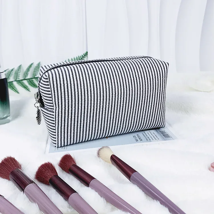 trousse de toilette brodée sur mesure, pochette cosmétique personnalisée en seersucker rayé, organiseur de voyage couleur bonbon, cadeaux pour demoiselles d'honneur