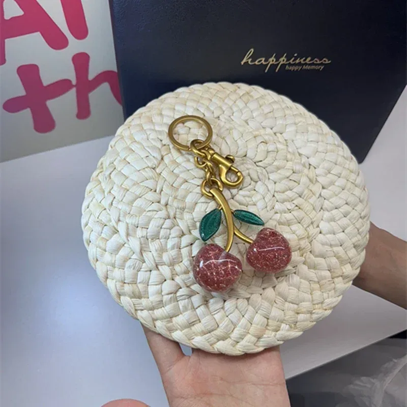 pendentif cerise en cristal rose, accessoire de décoration pour sac à main d'entraîneur, sac à bandoulière pour femmes, porte-clés de haute qualité, pièce de fixation