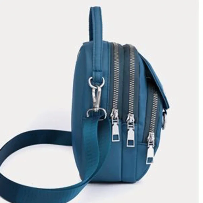 sac à dos pour enfants avec bandoulière réglable, adapté aux voyages et aux sorties. il possède plusieurs poches.