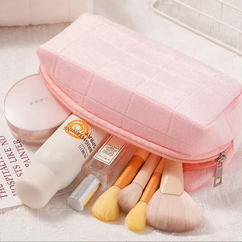 nouvelle trousse de toilette en peluche mignonne, sac de rangement pour produits de soin de la peau de voyage, sac de rangement de grande capacité pour téléphone portable féminin au design élégant